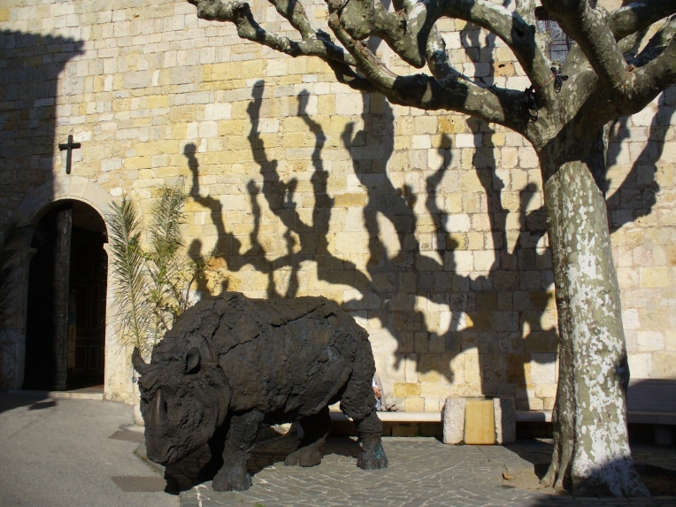 Davide Rivalta, Rinoceronte, bronzo, Mougins, place de l'église